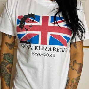 Queen Elizabeth II United Kingdom UK Flag Royal Family RIP Graphic Tee T-shirt